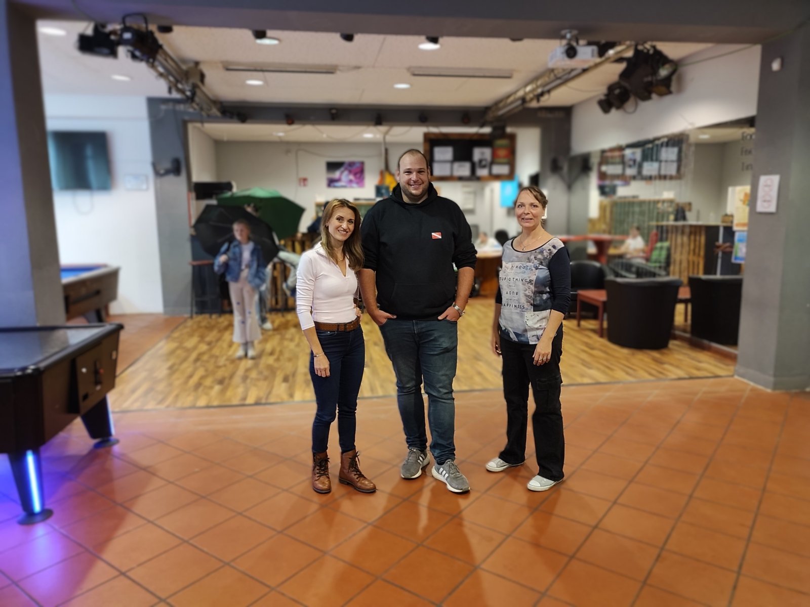 Irina Andrusik und Martin Langen vom Waldbröler Jugendzentrum (links) mit Dorothee Nohn (c) Lucca Braun